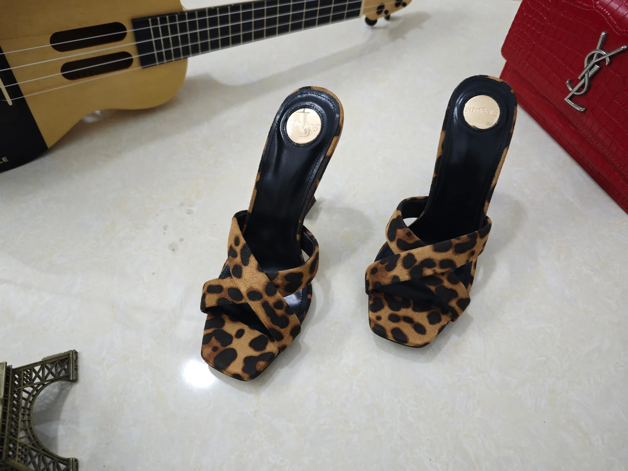 👟👟Ex-factory price 540👟👟【Saint Laurent】Yves Saint Laurent, high-heeled YSL high heels💃2025 early spring counter synchronizes the latest styles, YSL, decoration👠 Classic and high-quality glamorous masterpieces, the hottest autumn and winter series in the counter, with temperament, fashion, classic and attractive design style 😌The effect on the feet is particularly beautiful〰️, the materials are imported from Italy 🇮🇹 calf, imported black sheepskin, lining, and foot pads; sheepskin, stiletto high heels, size 35-41 (34.41.42 must be customized, non-refundable) outsole; imported genuine leather outsole, with full counter packaging